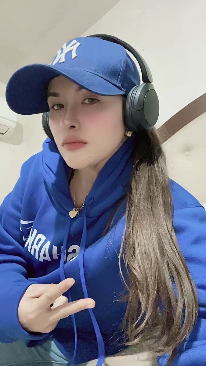 anavicky93's tweet photo. CREATIVE PROCESS 🎶🎧💙 https://t.co/JHuyi4JFNH