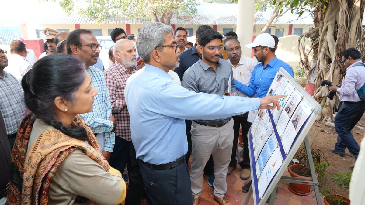 SCRailwayIndia's tweet image. Shri Sanjay Kumar Srivastava, GM/SCR inspected the running room, kitchen and facilities provided for loco staff at Adilabad. He was accompanied by Shri Pradeep Kamle, DRM/Nanded and other senior Railway Officials
@RailMinIndia 
@drmned 
#SafetyFirst #inspection #locostaff #nanded