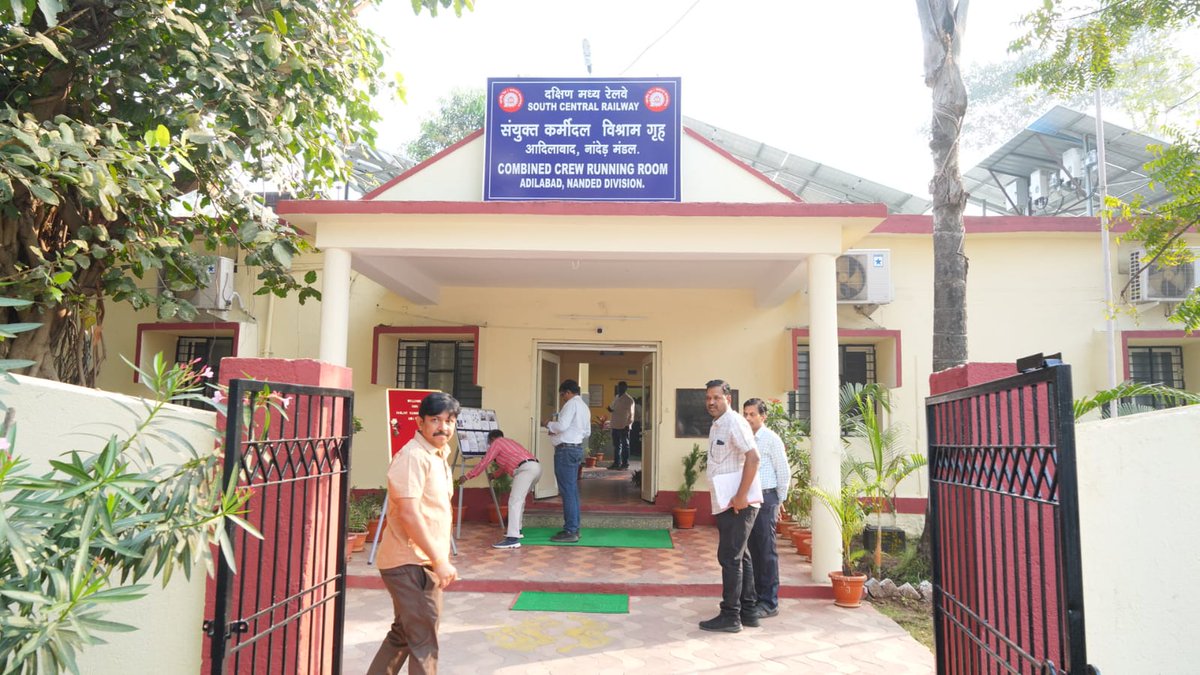 SCRailwayIndia's tweet image. Shri Sanjay Kumar Srivastava, GM/SCR inspected the running room, kitchen and facilities provided for loco staff at Adilabad. He was accompanied by Shri Pradeep Kamle, DRM/Nanded and other senior Railway Officials
@RailMinIndia 
@drmned 
#SafetyFirst #inspection #locostaff #nanded