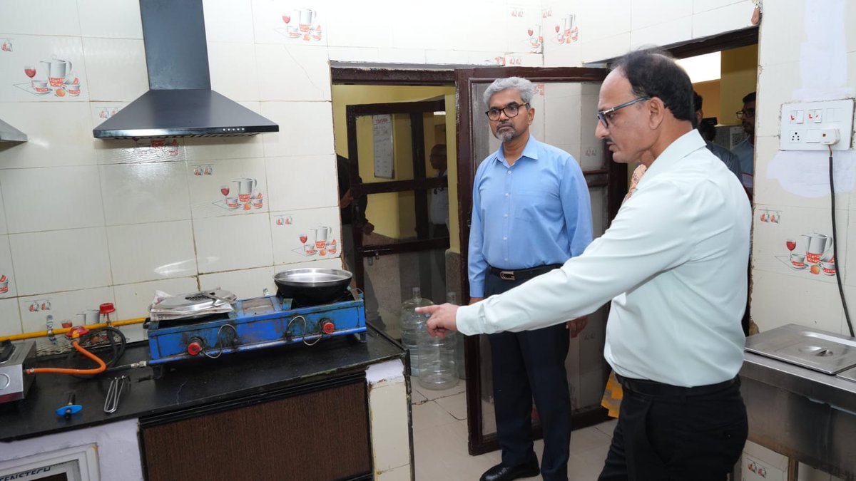 SCRailwayIndia's tweet image. Shri Sanjay Kumar Srivastava, GM/SCR inspected the running room, kitchen and facilities provided for loco staff at Adilabad. He was accompanied by Shri Pradeep Kamle, DRM/Nanded and other senior Railway Officials
@RailMinIndia 
@drmned 
#SafetyFirst #inspection #locostaff #nanded