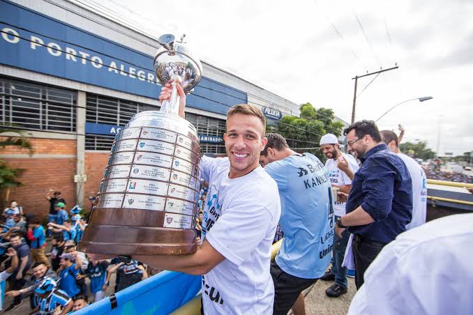eu vi gente comparando esse senhor com ronaldo e paulinho paula
É CADA VERGONHA QUE O LADO vermelho PASSA🤣🤦‍♂️