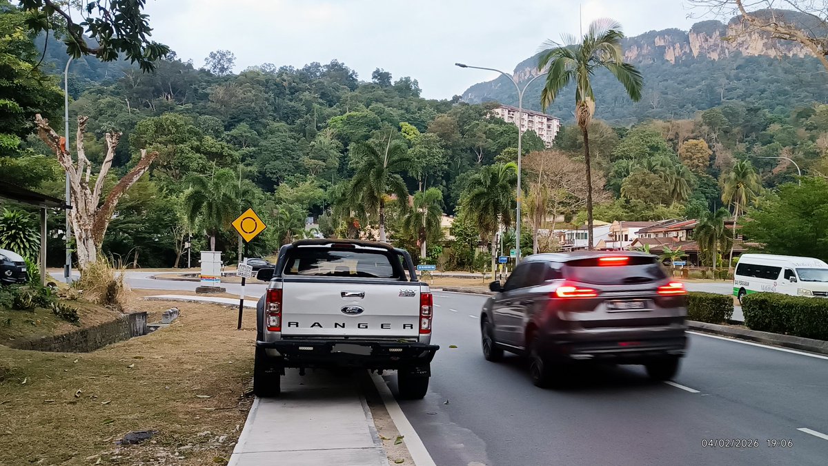 shahrimtamrin's tweet photo. BILA agaknya orang Malaysia mahu menghormati hak pejalan kaki? 

#Negaraku #PedestrianRights #sidewalk
#Malaysiaku https://t.co/xuZ8NAmWBC