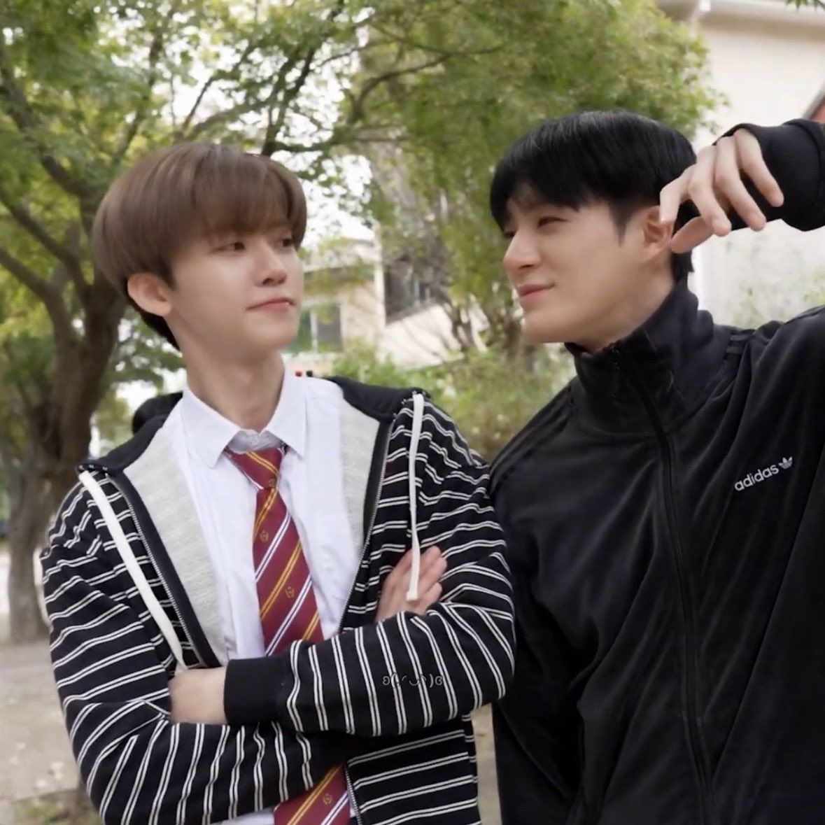 ชอบเม้นนึงบอกว่า ลูกคนเดียวถูกรักโดยลูกคนเล็ก มันน่ารักมากอ่ะ แล้วที่โน่พูดว่าแจมถักเปียไม่เป็นเพราะเป็นลูกคนเดียวก็ย้อนคิดว่า หรือบางทีการที่โน่ทรีตแจมดีอาจจะฟีลแบบโน่ถูกดูแลมาแบบไหนเลยเอามาใช้กับแจมมั้ยนะ 🤔🤔🤔