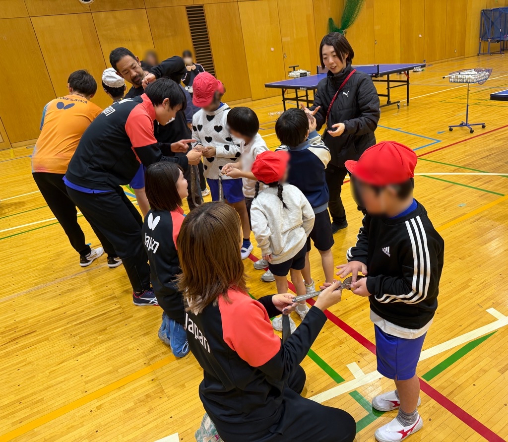tokyokatsuro's tweet photo. 2月3日（火）、東京2025デフリンピック卓球日本代表の亀澤史憲選手、灘光晋太郎選手、亀澤理穂選手、山田瑞恵選手をお招きし、2回目の講演と実技指導を行いました。中学部から卓球を始めたというお話を伺い、デフリンピアンを目指す児童・生徒にとって、刺激と学びのある時間となりました。 https://t.co/Rj9BvFyk8z