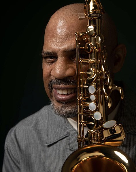 【スティーブ・ウィルソンが“ジャンル分け”を嫌う理由】

スティーブ・ウィルソンが最初に夢見ていたのは、実はドラマーになることでした。

しかし10歳の頃、ジャズフェスで キャノンボール・アダレイ、ローランド・カーク、エディ・ハリスの演奏を目の当たりにし、サックスに心を奪われます。