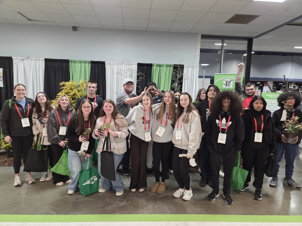 ledford_ffa's tweet photo. We enjoyed attending the Green and Growin' Trade Show! #doingtolearn #NCLNA π³π² #landscape #nursery #horticulture @CTEforNC @dcsnc @LedfordProud https://t.co/R0acmFli2O