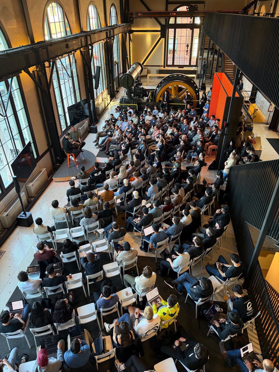raphaelschaad's tweet photo. First time it feels like 2011 era tech event tonight 🦞 https://t.co/uDtn7wtjyZ