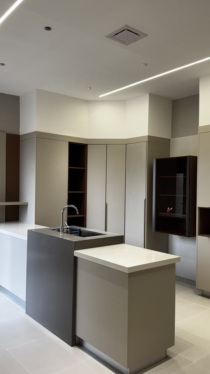 EliteReal9's tweet photo. فيلا فاخرة بمواصفات عالية
📍 الموقع: مسقط _ الخوض السابعة 
🏡 تـفاصيل الـفيلا:
▪️ مساحة الأرض:400 م²
▪️ مساحة البناء:562 م²
▪️ الغرف: 7 غرف نوم + 9 دورات مياه.
▪️ مجلس + صالة 
 ▪️مسبح خارجي + مصعد + مطبخ + مخزن + منطقة غسيل + سطح مجهز
💰 السعر: 182 الف ر. ع

📲 للتواصل: 72211221 https://t.co/koYJx6KQti