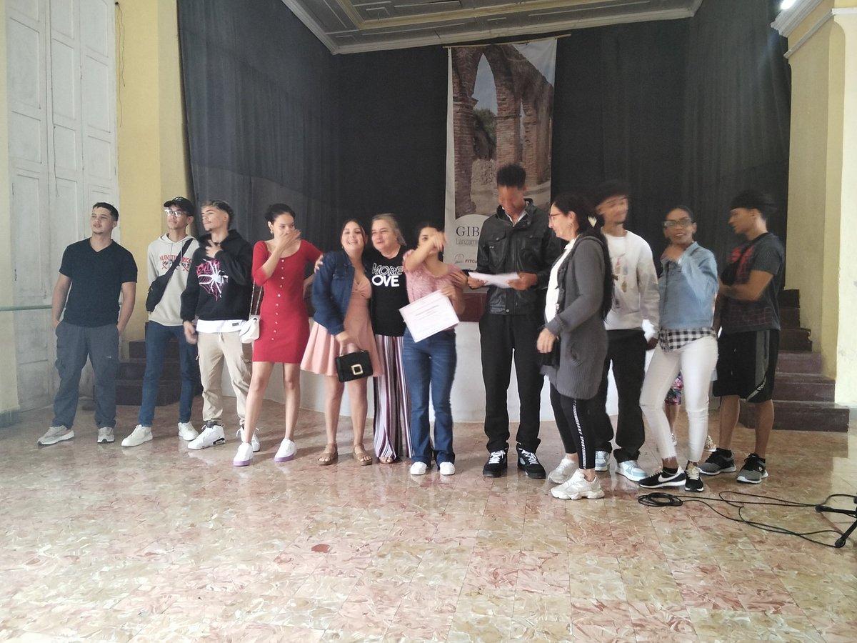 Hoy, en un emotivo acto, en la Casa de la Cultura  de nuestra localidad, hemos tenido el honor de otorgar la ubicación laboral a los egresados del curso 2025-2026 del Centro Politécnico José Antonio Echeverría Bianchi. 
#EducacionGibara