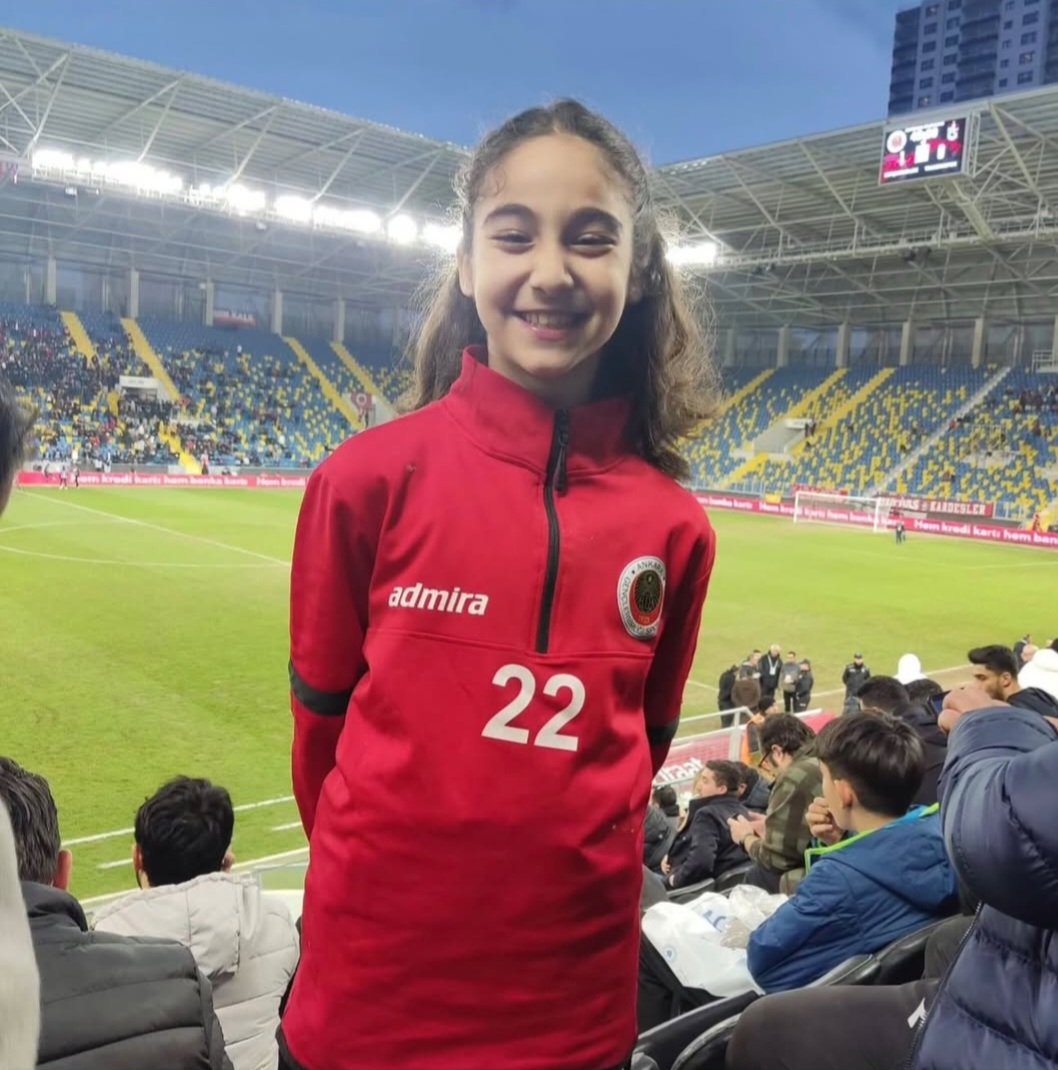 Gençlerbirliği'nin acı kaybı!

Gençlerbirliği kadın futbol programının genç futbolcusu Miray Çelik hayatını kaybetti.

Kırmızı-siyahlı camia, güne acı bir haberle başladı. 2013 doğumlu Miray, 2023'ten bu yana Gençlerbirliği bünyesindeydi.