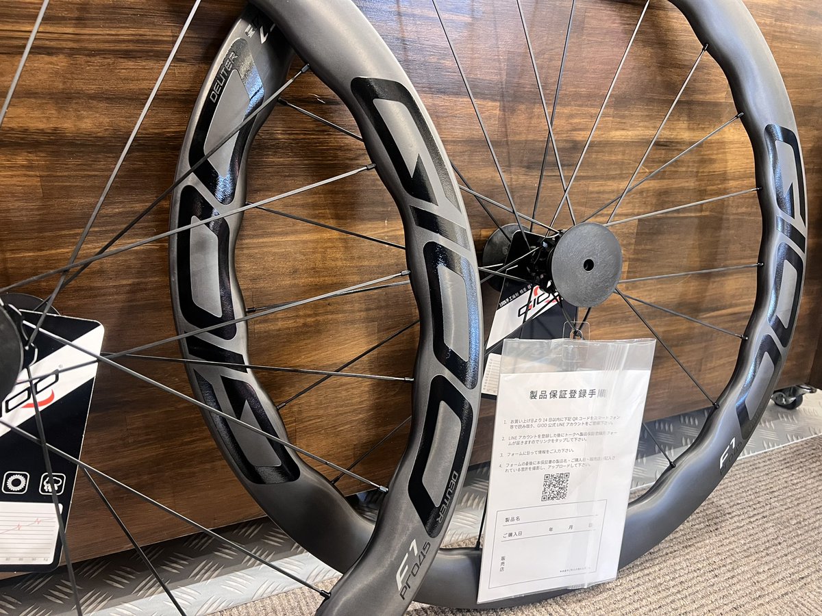 kanekoings's tweet photo. GIOO(ジオー)お取り扱いはじめました‼️
F1 PRO DISC ブラックカラー在庫ございます
\129,800(税込み)
リムハイト45-50mm
1450g±50g
セラミックベアリング
チューブレス対応
ホワイトカラーのカーボンホイールも展開しております‼️
#カネコイングス #ロードバイク #サイクリング #GIOO #ジオー https://t.co/dMqziswOeH