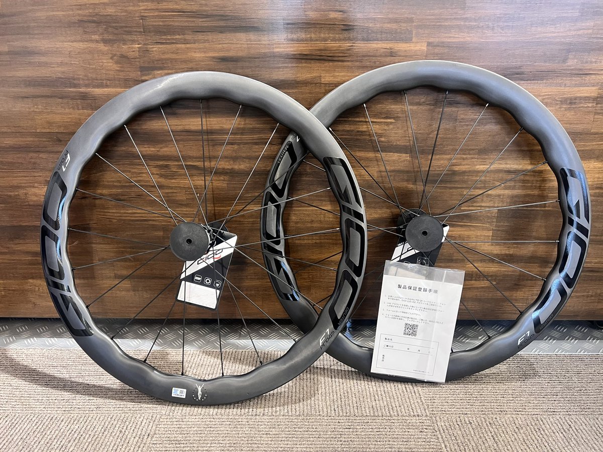 kanekoings's tweet photo. GIOO(ジオー)お取り扱いはじめました‼️
F1 PRO DISC ブラックカラー在庫ございます
\129,800(税込み)
リムハイト45-50mm
1450g±50g
セラミックベアリング
チューブレス対応
ホワイトカラーのカーボンホイールも展開しております‼️
#カネコイングス #ロードバイク #サイクリング #GIOO #ジオー https://t.co/dMqziswOeH