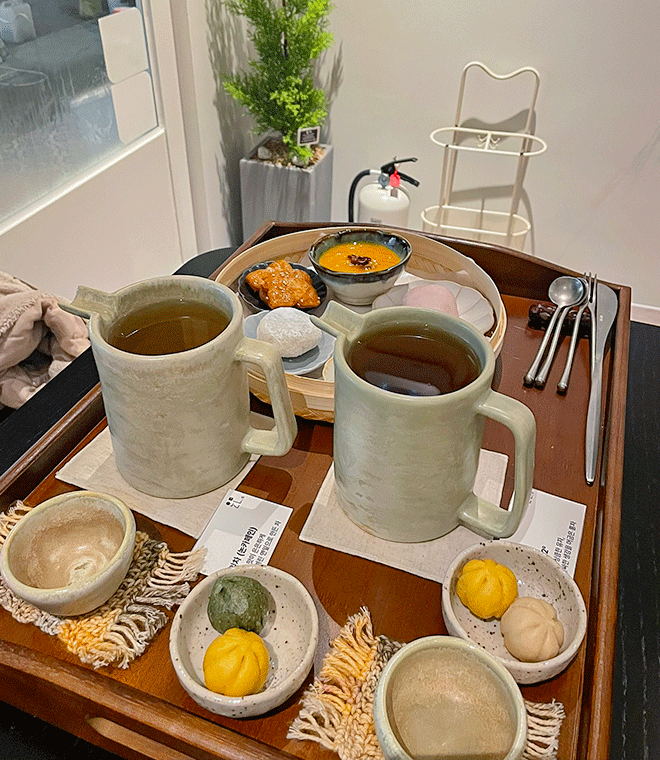 ttotto_muk's tweet photo. 차에 어울리는 다식과 함께 즐길 수 있는 찻집
🍵인천 온도쉼

차만 주문해도 기본 다식이 나오긴 하지만
조금 더 즐기고 싶어서 시켜버린 계절 한상🧆

단호박죽부터 결 약과, 고구마 앙금 떡까지
향긋하고 구수한 차에 곁들여 먹으니
몸이 따뜻해지며 마음이 말랑해진 기분☺️ https://t.co/YCDk7sFb6y