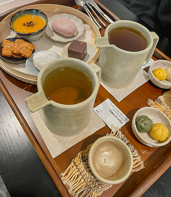 ttotto_muk's tweet photo. 차에 어울리는 다식과 함께 즐길 수 있는 찻집
🍵인천 온도쉼

차만 주문해도 기본 다식이 나오긴 하지만
조금 더 즐기고 싶어서 시켜버린 계절 한상🧆

단호박죽부터 결 약과, 고구마 앙금 떡까지
향긋하고 구수한 차에 곁들여 먹으니
몸이 따뜻해지며 마음이 말랑해진 기분☺️ https://t.co/YCDk7sFb6y
