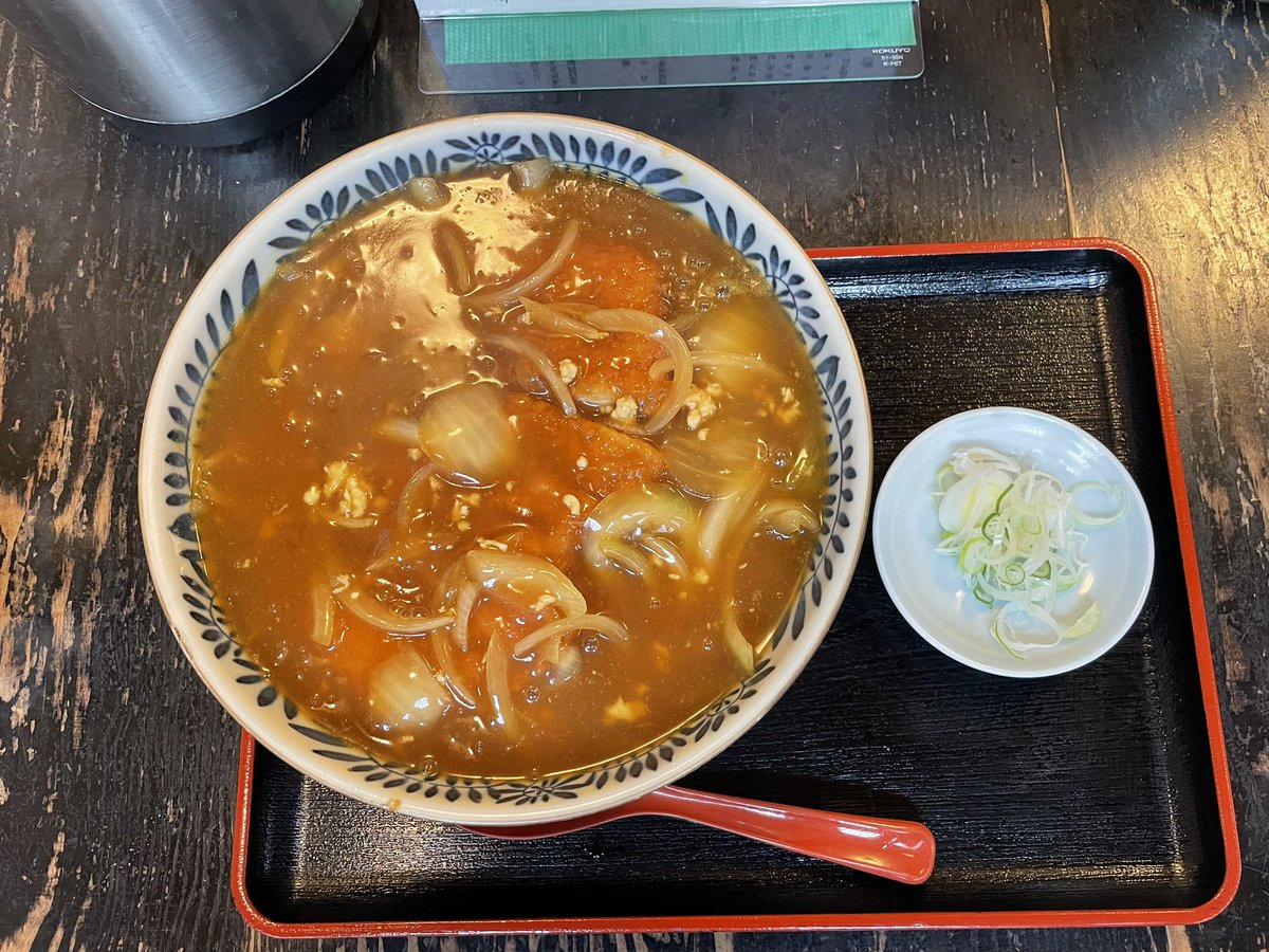 northfox43's tweet photo. 東京カレー南蛮通信さんの再開を祝して、西麻布　長寿庵のカツカレーそば　1,200円
熱々のカツが入った食べ応えあるそば。
クロレラ入りの緑色のそば。味は甘め。タマネギ入り。東京カレー南蛮通信さんが仰る通り、タマネギより長ネギが合いますね。
ご家族経営かな？アットホームな雰囲気がいいです。 https://t.co/wrW1u1FKCy