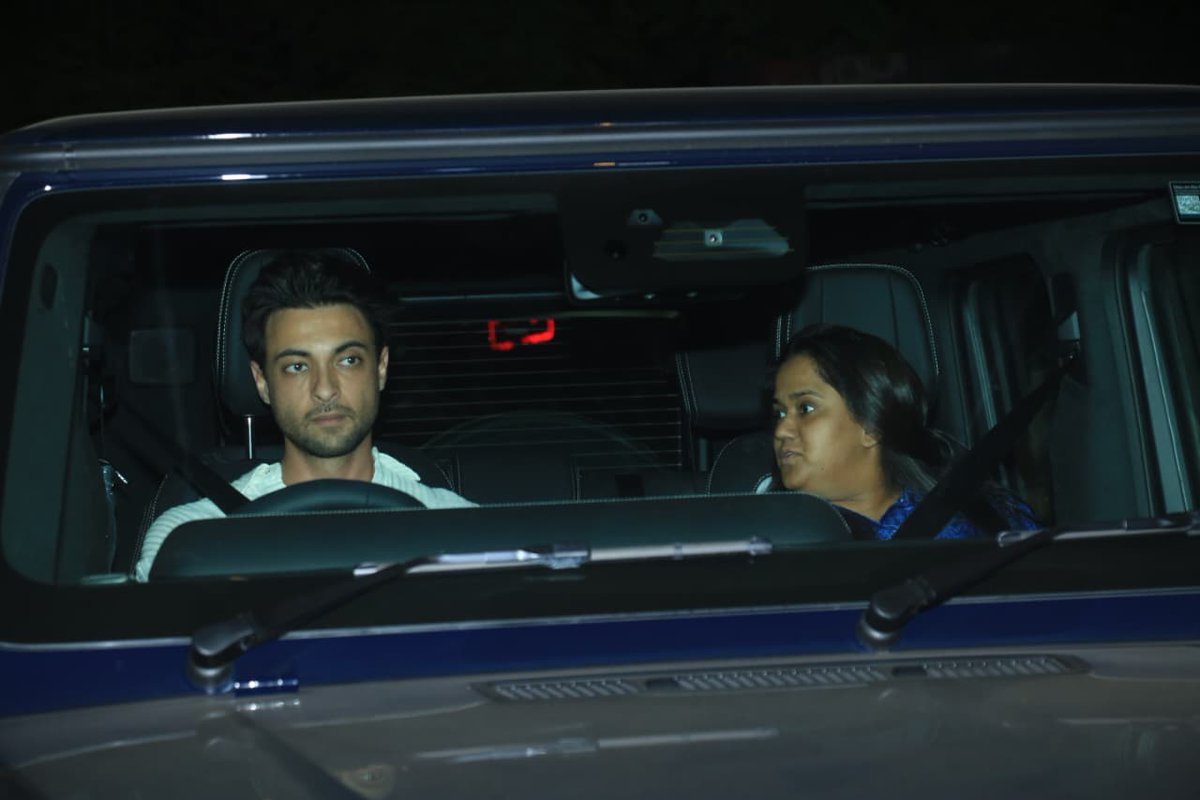 indiaforums's tweet photo. #AayushSharma, #ArpitaKhan and #RahoolKanal snapped in Bandra
Check out the full gallery here:
https://t.co/Ii7bBsikjE https://t.co/SsPcM54vIs