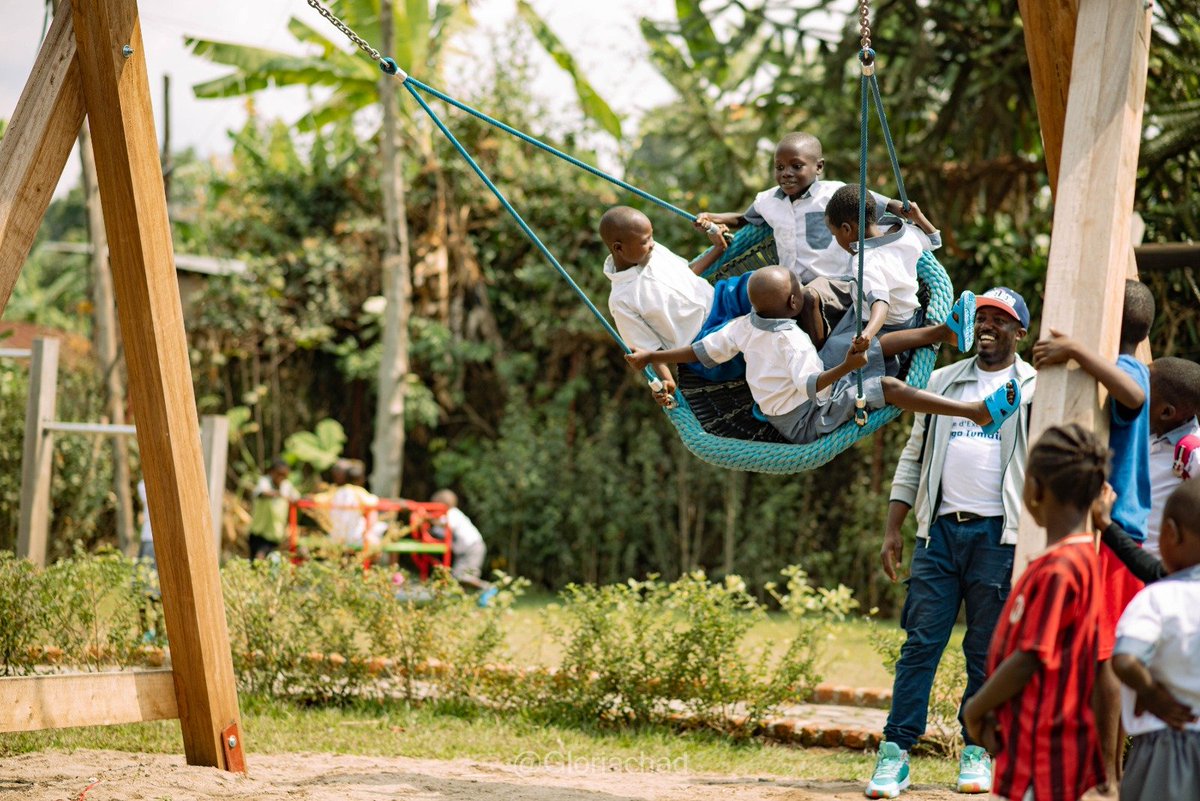 BulamboRiziki's tweet photo. #RDCongo, redonner  la joie aux enfants est un devoir pour nous .Nous avons construit cet air de #jeux pour que les enfants du village kashusha et environ aient la possibilité de se divertir .Par jour olus de 150 #enfants visitent gratuitement ce lieu.
 #thérapie @UNICEFDRC https://t.co/31j6mhm9qb