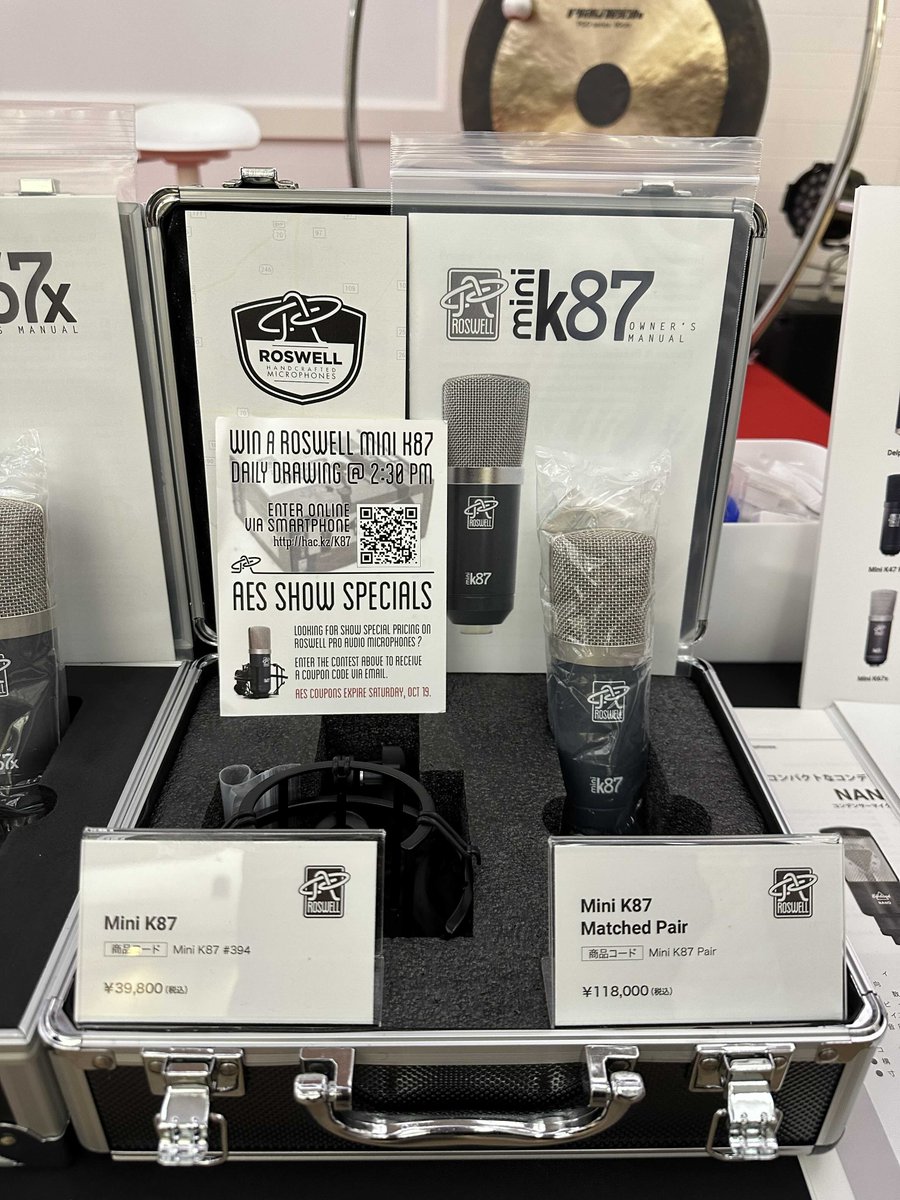 RockoNCompany's tweet photo. 着々と明日のメーカー協賛大BAZARのの準備が進行しています。オタリテック様ブースではROSWELLのマイクがずらり。安っ！価格間違ってませんか？と聞きたくなるスーパープライス！もちろん試聴もできますよ！
お買い上げ頂くと後ろの銅鑼が鳴るかも😆 @OTARITEC 

https://t.co/WrUZlmr1sH https://t.co/5S6bW47rIU
