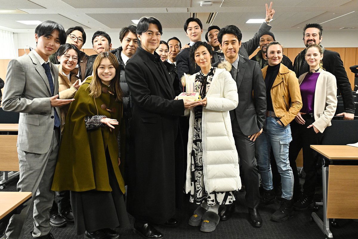 ||◤  #ラストマン オフショット📸 ◥||

#木村多江 さんのお誕生日を
現場でお祝い🎂

緊迫感のあるシーンの撮影でしたが、
裏側は和気藹々としていました✨

週末もぜひ映画館で #ラストマン ！

🎬映画 #ラストマン -FIRST LOVE-
大ヒット公開中
📺完全新作SPドラマ #ラストマン ー全盲の捜査官ー