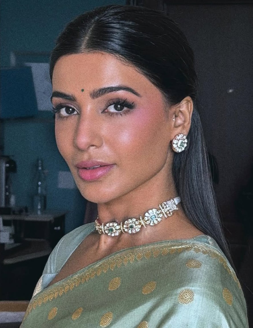 Me: ahh..anni, inta pattu saree la niga paka devathai mari irukinga.

Anni: haha..thanks di potta...ni kuda, nama veetu velakari oda bra &amp; panty la, super thevdiya mari iruka di.

Me: chii..thanks anni.

Anni: manam keta mundai ku vekatha paru..🤣🤣