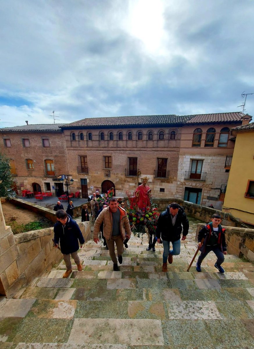 Los vecinos de Fonz celebraron san Blas, con procesión por las calles del pueblo y eucaristía, presidida por el sacerdote Antonio Mozás.