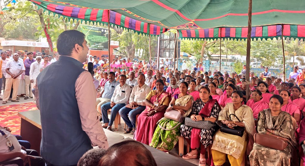 MgnregaZp's tweet photo. ದಿನಾಂಕ:4.2.2026 ರಂದು PMJJBY and PMSBY  ವಿಮೆಯ ಯೋಜನೆಗಳ ಕುರಿತು ಮಹಾಮೇಳ ಅಭಿಯಾನವನ್ನು : ತಾಲ್ಲೂಕು ಪಂಚಾಯತ ಕಲಬುರಗಿ ಕಛೇರಿ ಆವರಣದಲ್ಲಿ @CEOZPKalaburagi ರವರ ಅಧ್ಯಕ್ಷತೆಯಲ್ಲಿ ಹಮ್ಮಿಕೊಳ್ಳಲಾಗಿತ್ತು.
ಈ ಸಂದರ್ಭದಲ್ಲಿ ತಾಲೂಕು ಮಟ್ಟದ ಅಧಿಕಾರಿಗಳು ಸಿಬ್ಬಂದಿಗಳು ಹಾಜರಿದ್ದರು
@PriyankKharge
@MgnregsK
@Kalaburgivarthe https://t.co/1HEWzr5fmR