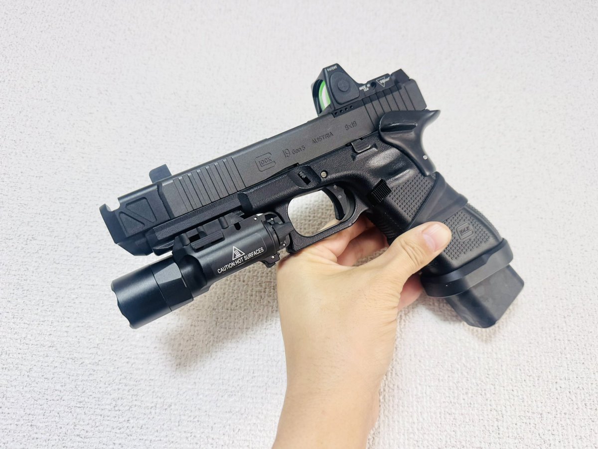 nakanosniper's tweet image. 17フレームに19スライドをオン
コンプがいい仕事してるわぁ
ライトが無いと、34ぽくなってこれも好きやな

#glock19