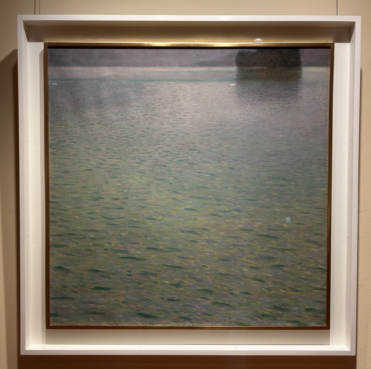 西洋美術館常設。クリムトの「アッター湖の島」。思っていたよりあっさりした描写、お茶漬けサラサラ余裕で描くグスタフ先輩。
湖というのは何処かしら不穏な佇まいを纏っているモチーフでありながら、それは所詮見る側の内面の反映に過ぎず、水面はただ煌めくばかり。湖のひみつ、エレキング。