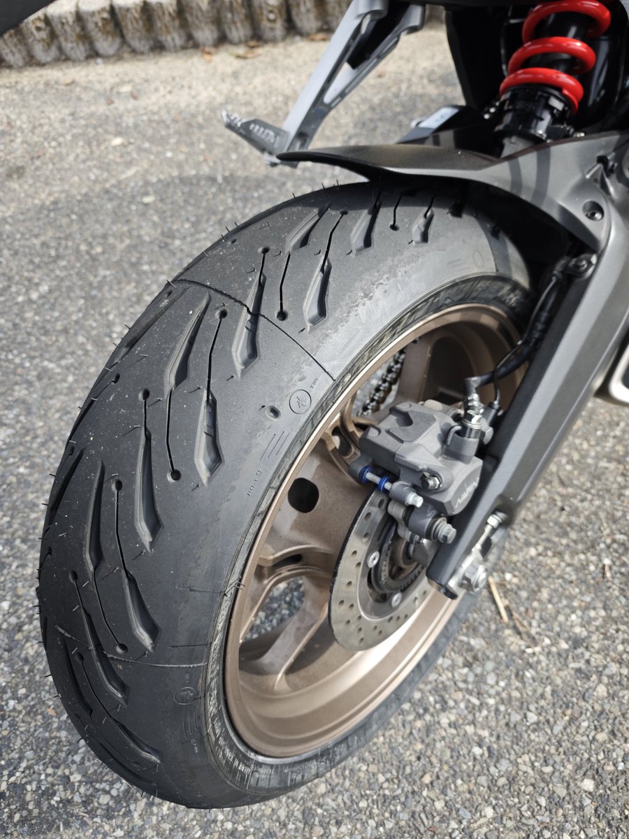 Popon_S_Joe's tweet photo. パワー6が8500kmで終わりそうだったんでロード5に交換。パターンは好みじゃないけど旋回性が凄く良くなった😀
#CB650R
#Road5 https://t.co/FSZqtOPxFV