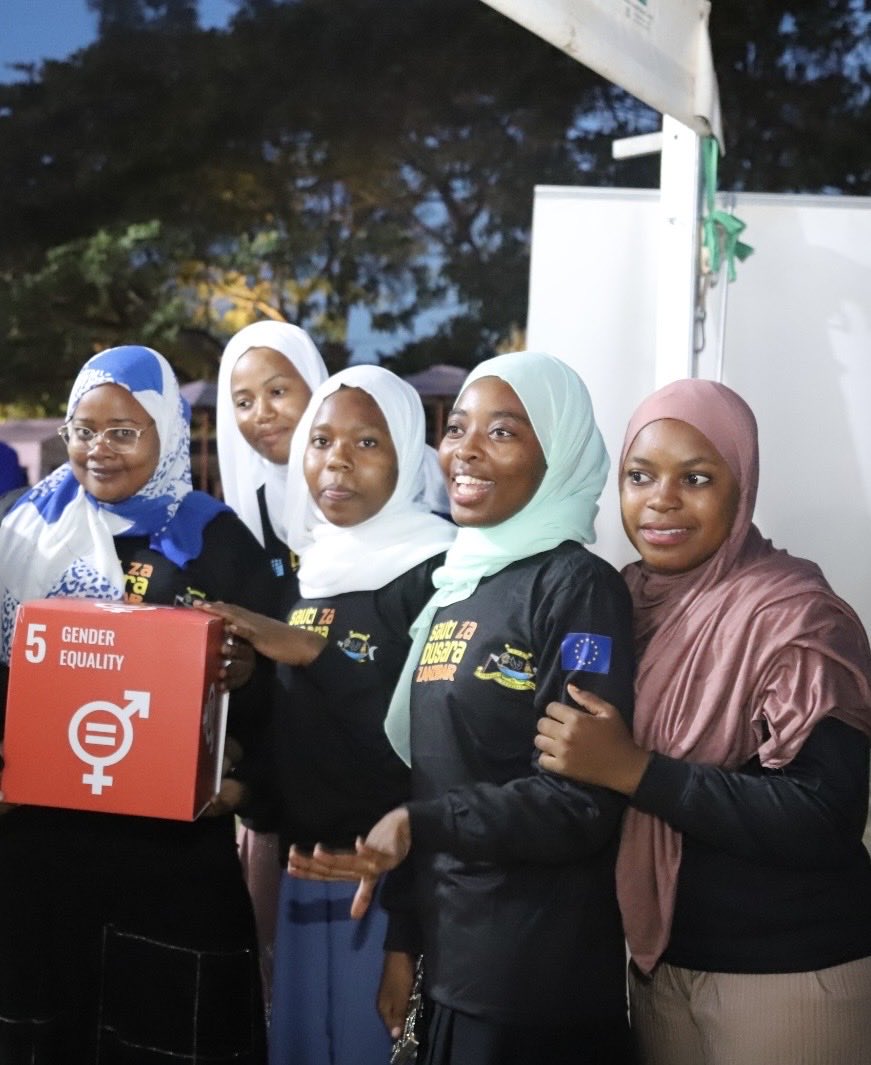 unwomentanzania's tweet image. The event also featured a special live session of Men. Men. Men the Podcast, sparking powerful dialogue on men’s mental health and the role of men and boys in preventing GBV and fostering respectful relationships and equality. 🎙️💬 #MenThePodcast #TokomezaUkatiki