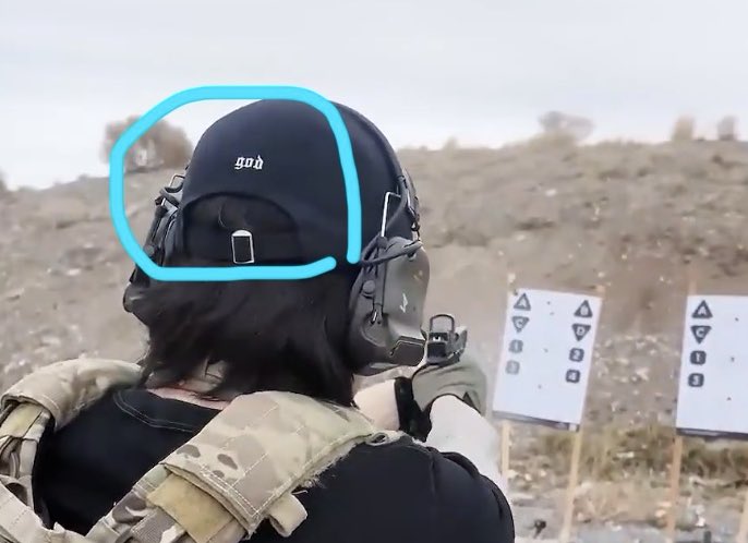 오잉? 
덱스 모자 뒤에 god 로고가?
우리 굿즈 볼캡 같은데?🤣