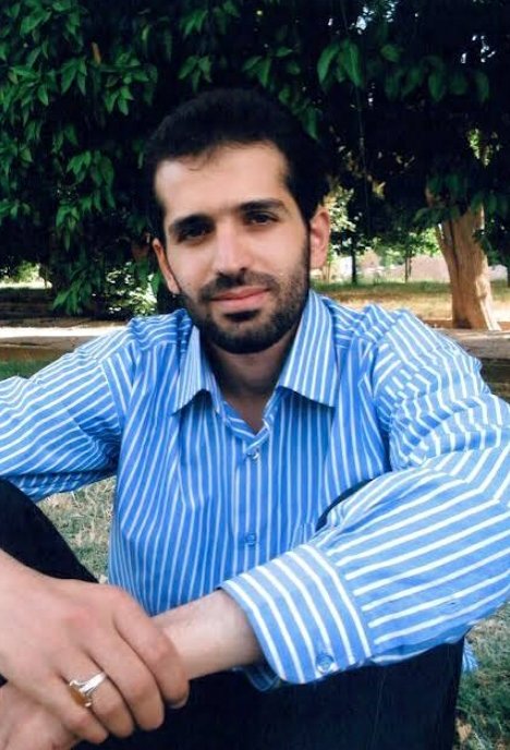 در  فرودگاه دبی دستگیرش کرده بودند. گفته بودند برای سایت نطنز کار می کنی!
 نه بابا، تهویه می برم برای توالت های سایت!
 نه، شما ایرانیها اسمشو میذارید تهویه. حتما از این قطعه می خواهید تو شبکه تولید سوخت هسته ای استفاده کنید. 
کلی اذیتش کردند. مدت ها هم در زندان نگهش داشتند!
او