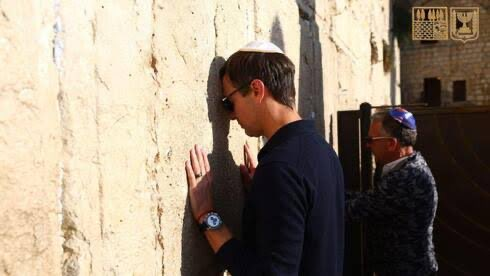 files93069's tweet photo. EPSTEIN FILES: JARED KUSHNER STUDENT OF ALAN DERSHOWITZ &amp; MOSSAD.  
“Jared and John Kushner were both students under Alan Dershowitz…  Dershowitz was Mossad" https://t.co/eVIWNu494X