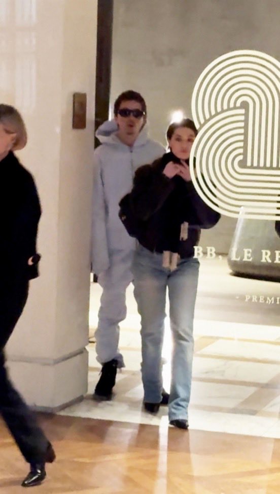porqueTTarg's tweet photo. "Timothee Chalamet"

Porque el actor, actualmente en pareja con Kylie Jenner, fue visto en Paris con la actriz franco-rumana Anamaria Vartolomei: al ver que los fotografiaban se ocultaron. https://t.co/ijm3WxvVZ8