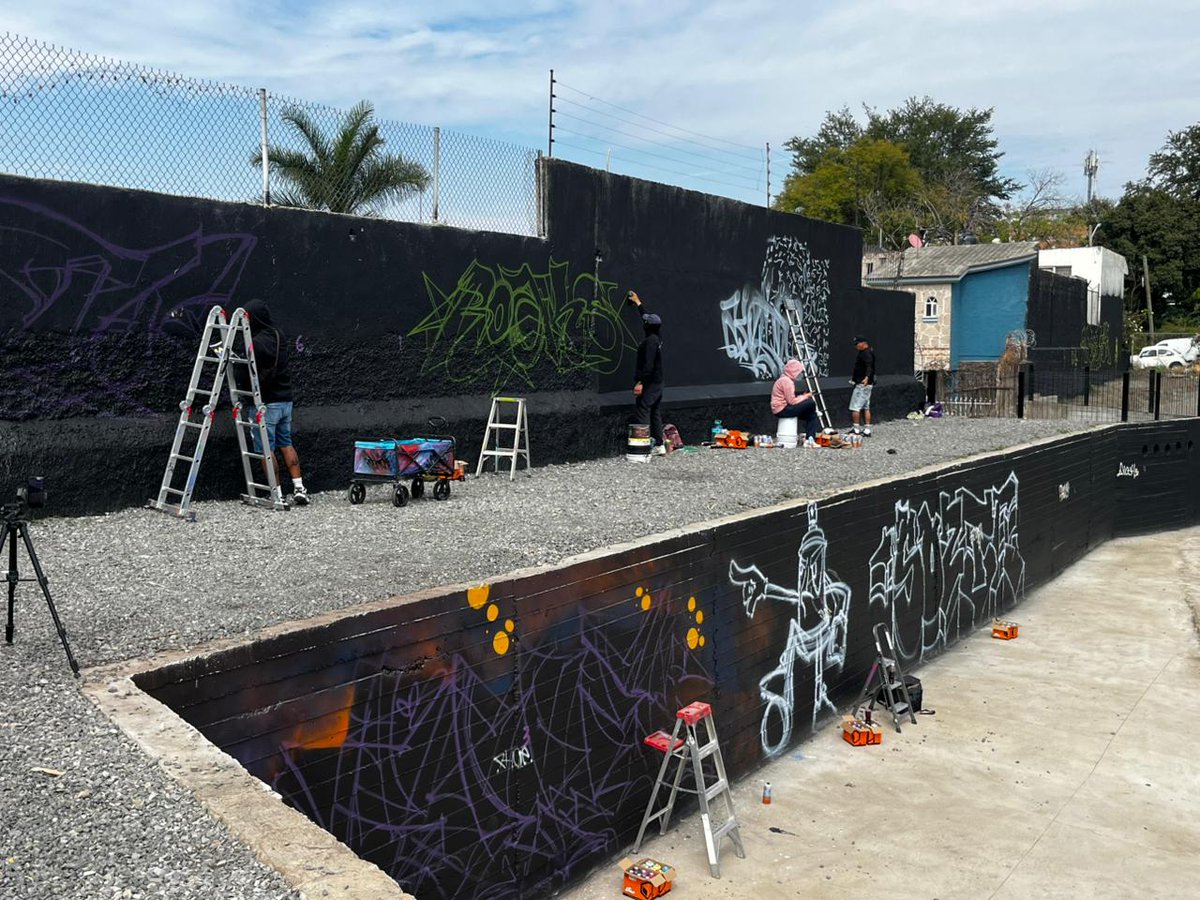 dk1250's tweet photo. Artistas urbanos intervienen 150 m² en el Fraccionamiento Revolución con murales alusivos al Mundial. El programa Graffitlaq, impulsado por el Instituto de la Juventud de Tlaquepaque, busca recuperar espacios públicos mediante el talento local.
#RadioramadeOccidente https://t.co/oM1xA3Hqre