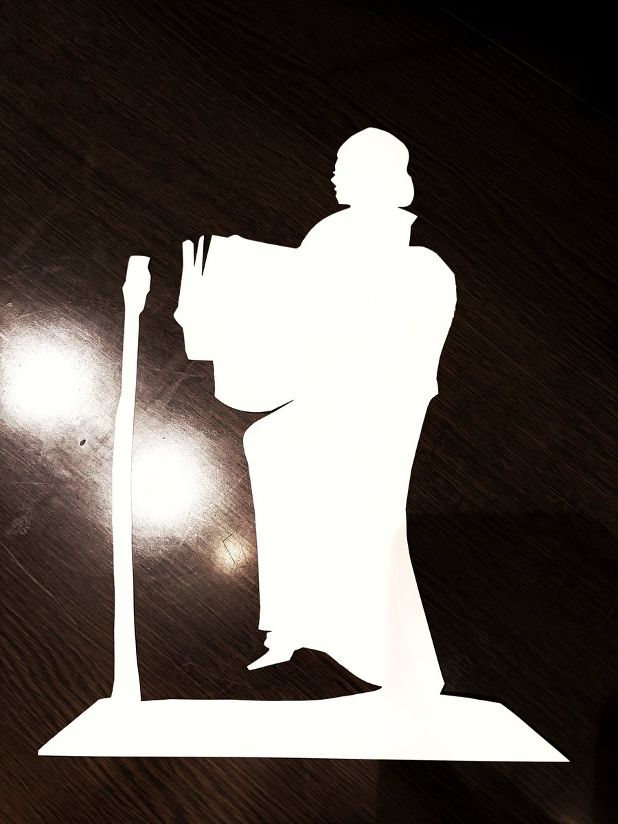 林家楽一師匠が切ってくださった「遠峰あこ」　
末広亭帰りのお客様に見せていただきました　わ〜、ちゃんと足鈴付けてる〜！まつげがくるん！すごい！わたしも欲しい♪楽一師匠はわたしには絶対切ってくれないと思うので笑、みなさんはどんどんご注文してくださいね　今日も末広亭でお待ちしてます！