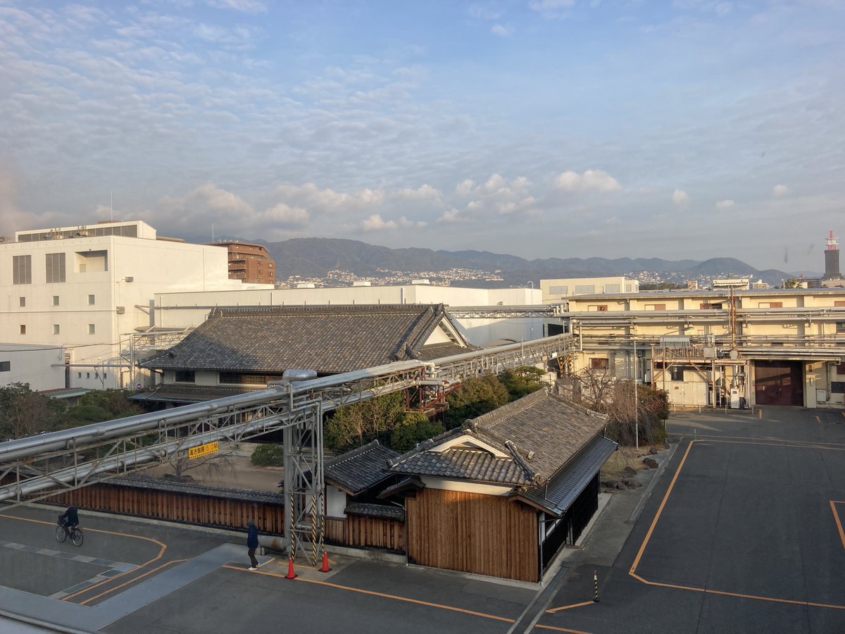 こんにちは！2月5日、朝8時の西宮です。天気は晴れ☀
画面右端に見えているNTTさんの紅白の塔。作業のためか、灰色の足場に囲まれてマイクラの丸石の塔の様になっていましたが、最近徐々に足場が外れ、塔本体が見えるようになってきました👀
#企業公式が毎朝地元の天気を言い合う
