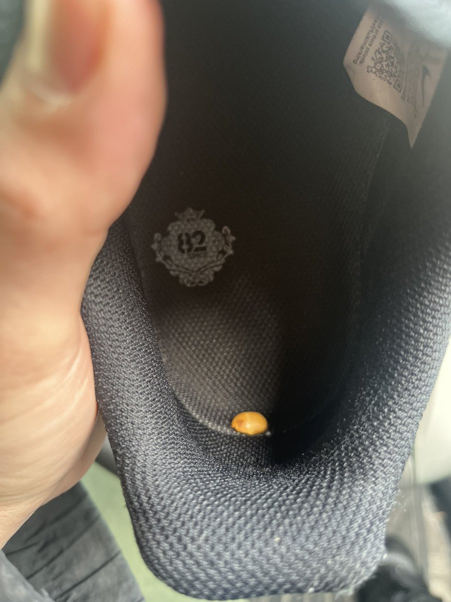 スニーカーの中に豆入ってた