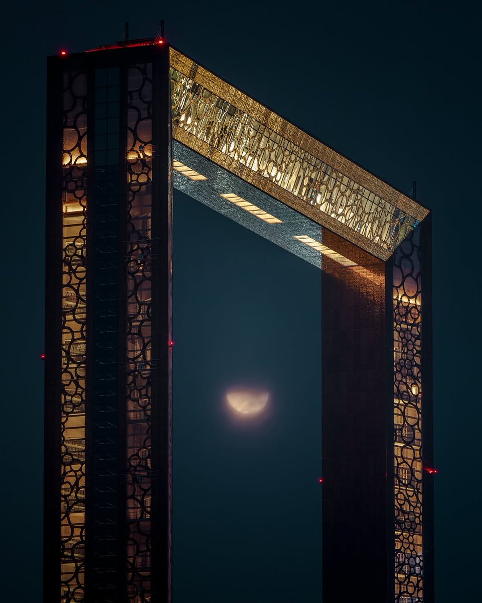Der Dubai Frame. 🖼️ 🏙️ 

💡 Mit 150 Metern Höhe und 93 Metern Breite verbindet er symbolisch das historische und das moderne Dubai.

Ein Highlight ist der gläserne Sky Walk in 48 Metern Höhe .🤯 🤩 

📍 Dubai Frame 

📸 IG/ aalshemsi

#VisitDubai