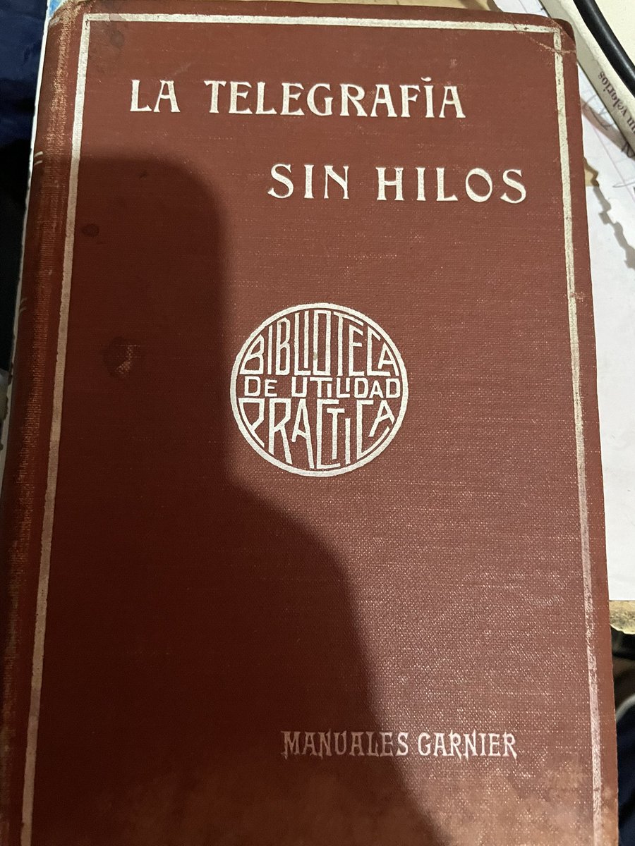 Hola maestro <a href="/elotroduarte/">Pablo</a>. El otro día me encontré este libro que tiene un nombre peculiar… 
Saludos a los Convoyentes y dejo mi #QuericoelHaikuku 
Conocer el frío
Sin llanto
Y olor a desinfectante hospitalario.
#TelegrafiaSinHilos