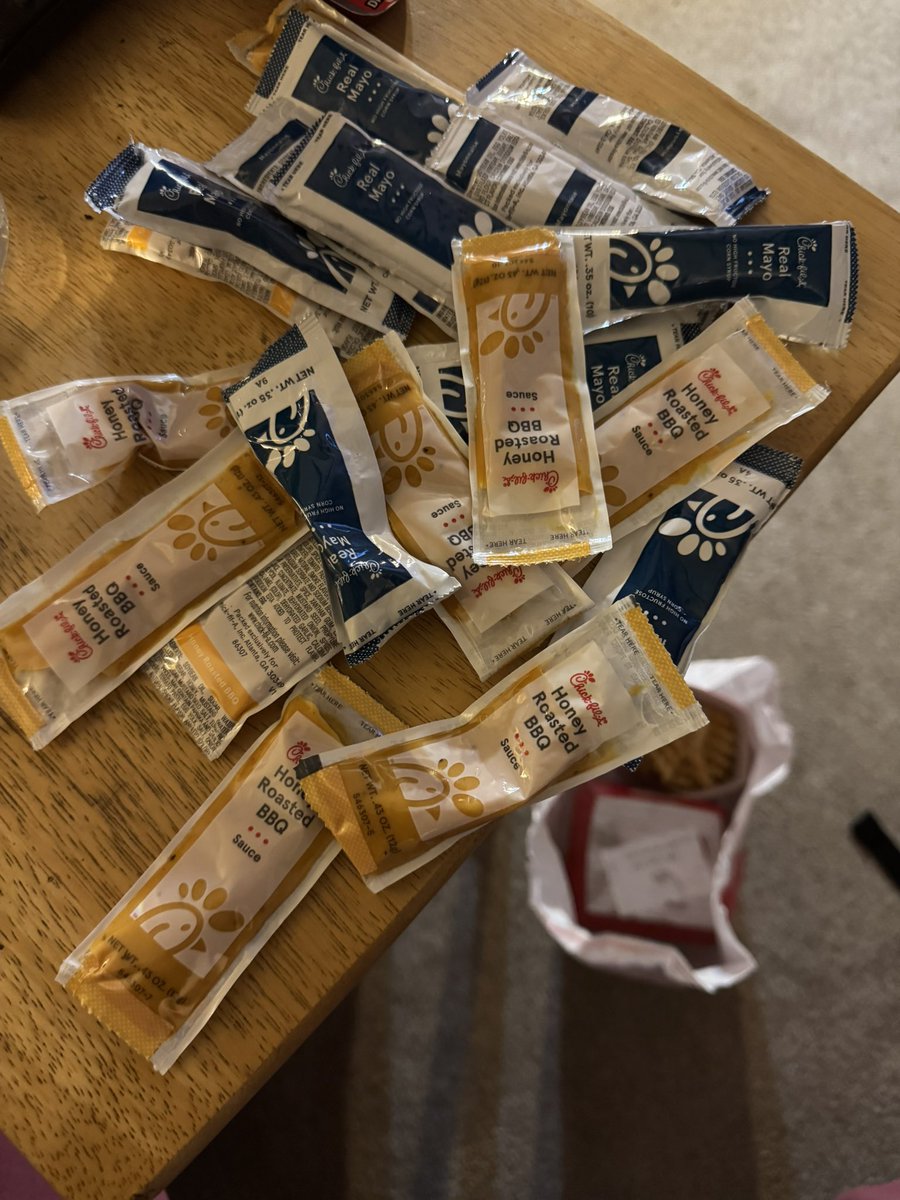 SonScotty's tweet photo. #chickfila said you want sauce? I’ll give you sauce I only asked for four but thanks! Haha https://t.co/upx5Ve4RRH