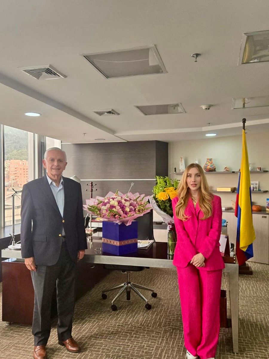MincomercioCo's tweet image. Las flores colombianas son orgullo nacional y una historia de trabajo que hoy se proyecta en los mercados internacionales. 🌸

La ministra de Comercio , Industria y Turismo, @DianaMoralesR1, se reunió con Augusto Solano Mejía, presidente de @asocolflores, para dialogar sobre los…