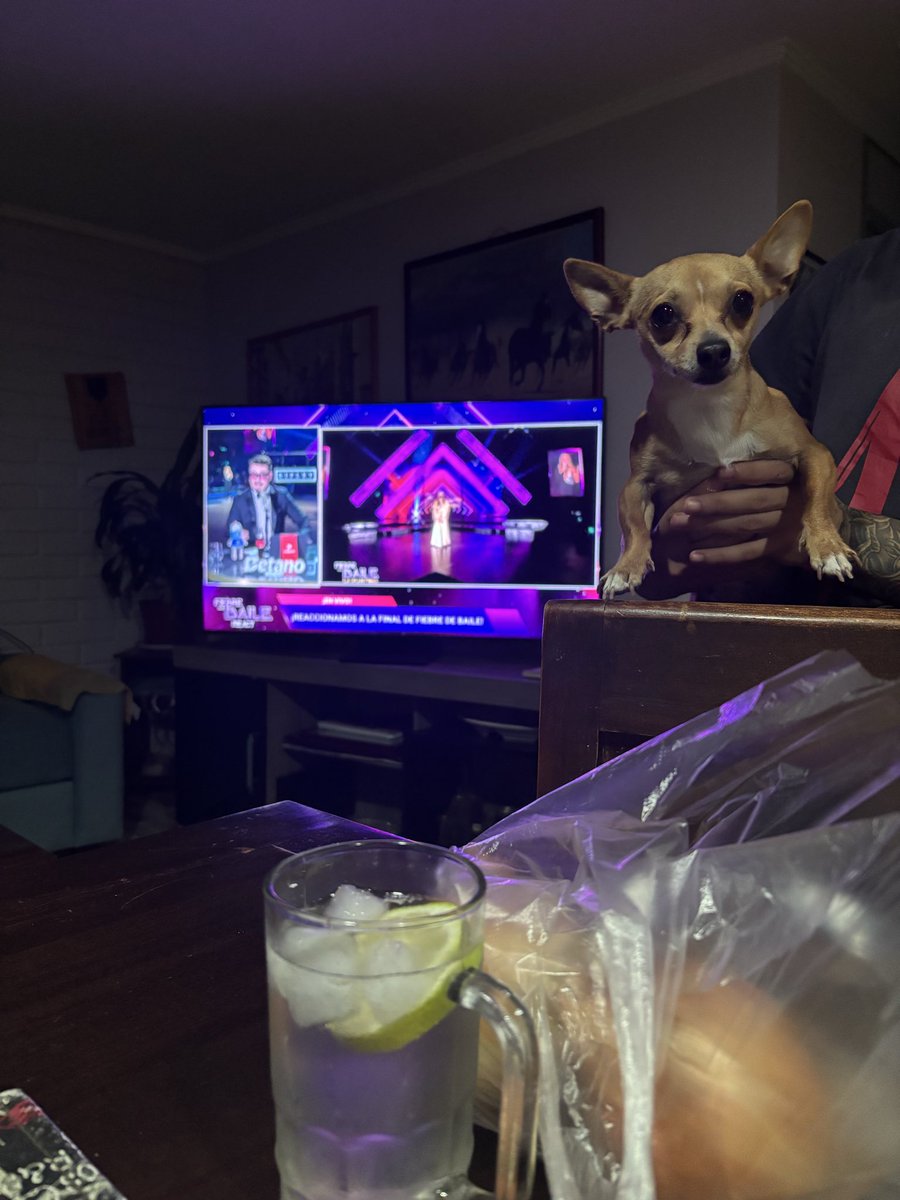 valensatoru's tweet photo. Cocinando el bajoncito con mi hombre  y nuestra wawita. Grande Tío Michoca, el mejor React de todos 💗 #FinalFiebreDeBaile #FDB  @ClaudioMichaux  @chilevision https://t.co/163k6sLx8g