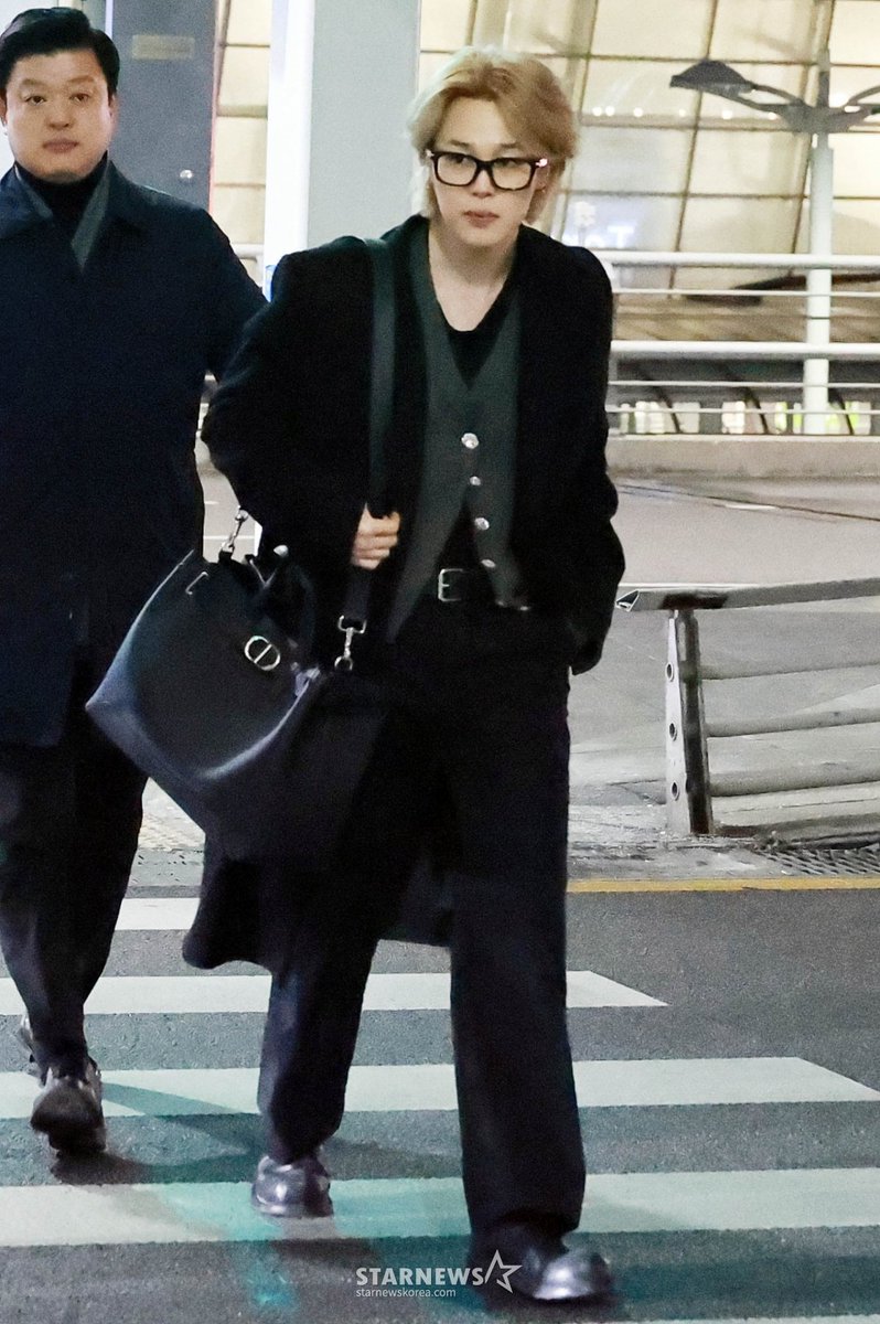 방탄소년단 지민, 아미 위한 '꾸꾸꾸' 공항룩..SNS 난리→품절 대란
naver.me/Fx2DqkUK

찰나의 순간 뿐일지라도 오랜만에 만날 팬들을 위해 추운 겨울밤 꾸꾸꾸로 등장한 #지민 에 전세계 팬들 환호
착용한 옷, 초고가 명품백도 품절 시키며 BRAND KING JIMIN 증명
#JIMIN #ParkJimin #ジミン