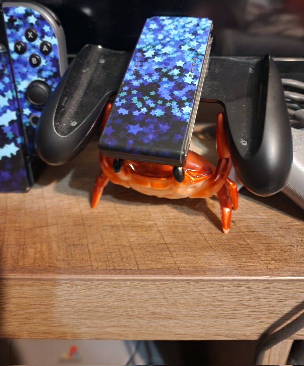 Gee golly gosh, I sure do love my crab thats meant to hold spoons and pot lids but was unfortunately acquired by a gamer