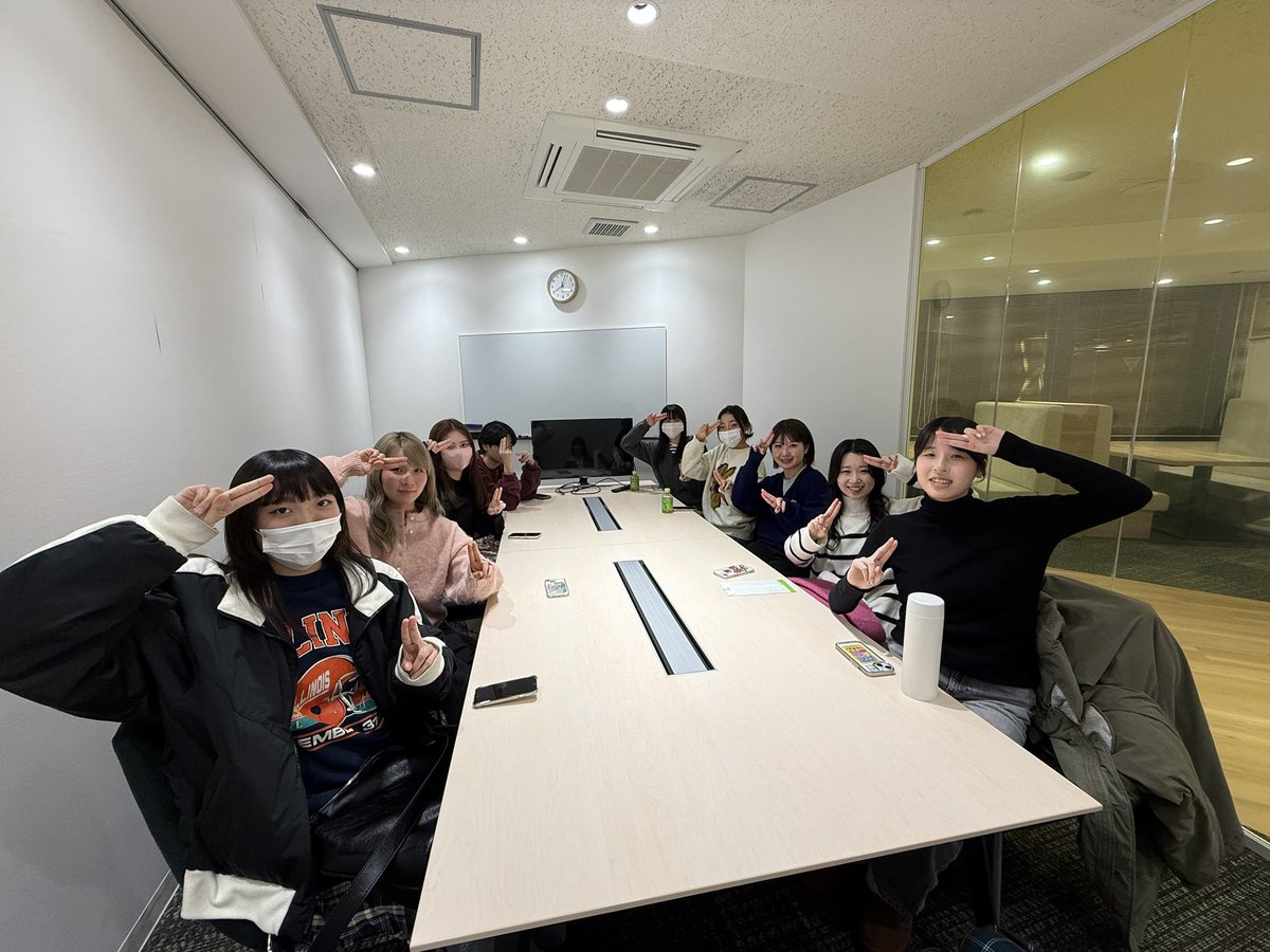 COLORweb_'s tweet photo. こんにちは！みょんです🐰
月曜日の全体ミーティングの様子です！
今日はなんと2人見学に来てくれました〜！✌️ありがとう！！！
今回は流行りの滅ポーズで📸 https://t.co/qpQDoqMEyl