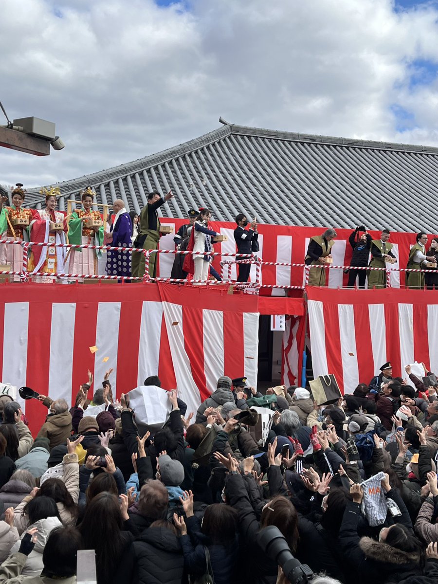 本日は節分で、中山寺恒例の行事、「星祭節分会」でした。

寒い中、ほんとうに多くの方にご来場いただきました。このように盛大に開催されたことは、とても嬉しいことです。