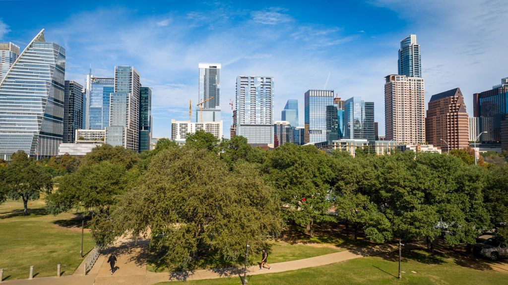 VCAerial's tweet photo. The skyline changes every year, but the feel of the city doesn’t. 

#Austin
#ATX
#DowntownAustin
#AustinTexas
#KeepAustin
#ATXLife https://t.co/GFbEGrgcfp