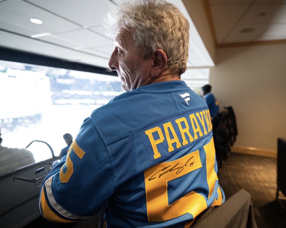 StLouisBlues's tweet photo. When you're Colton Parayko's dad you can get Colton Parayko's autograph any time you want. https://t.co/H9h9nwh8C6