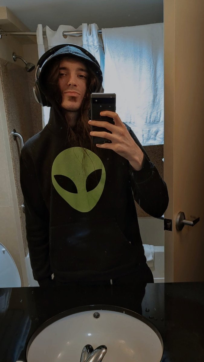 Yocallwell's tweet photo. I see two aliens https://t.co/I27OtNWZcq